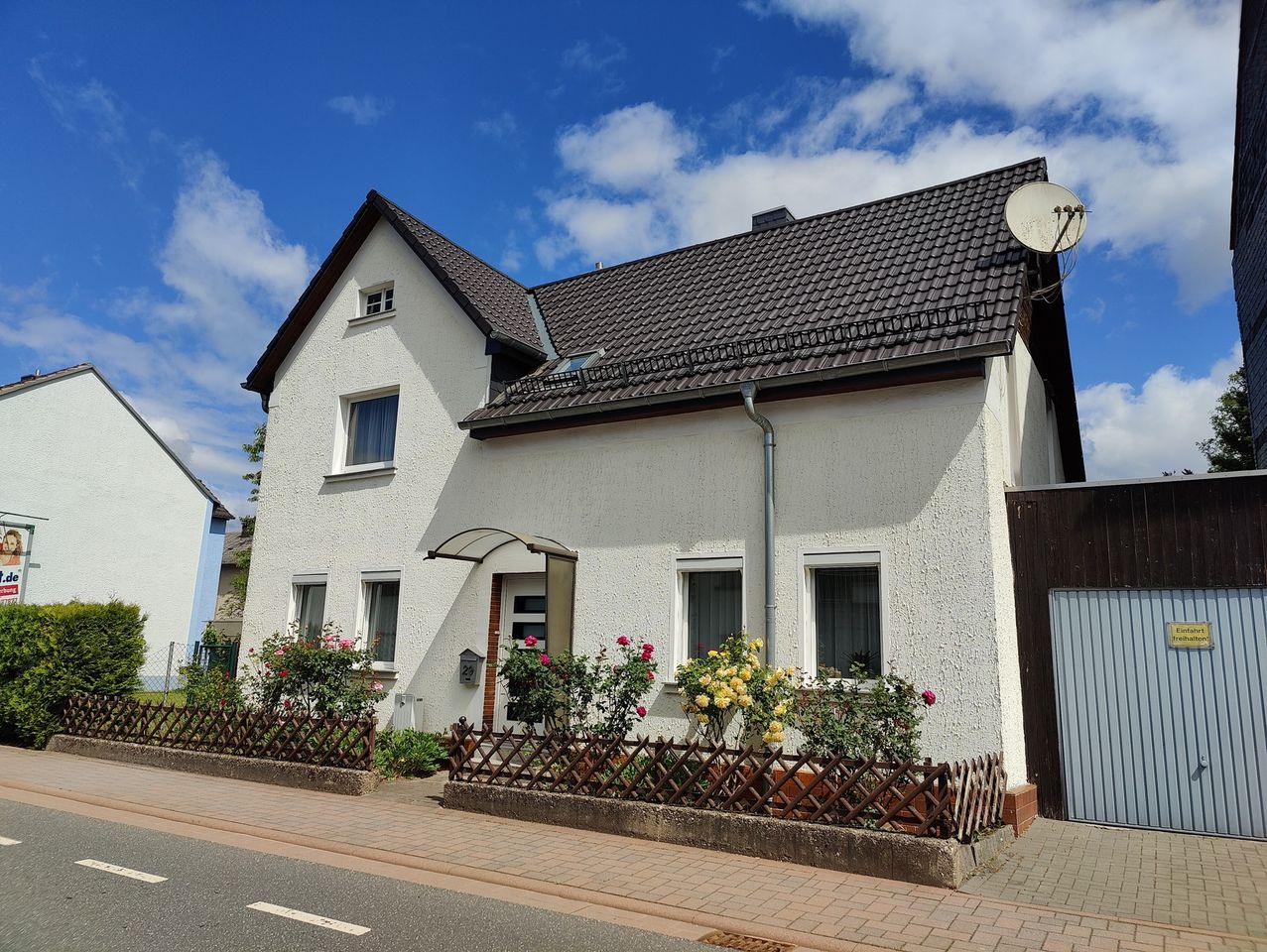 Einfamilienhaus mit Carport und schönem Garten inmitten von Altenkirchen!