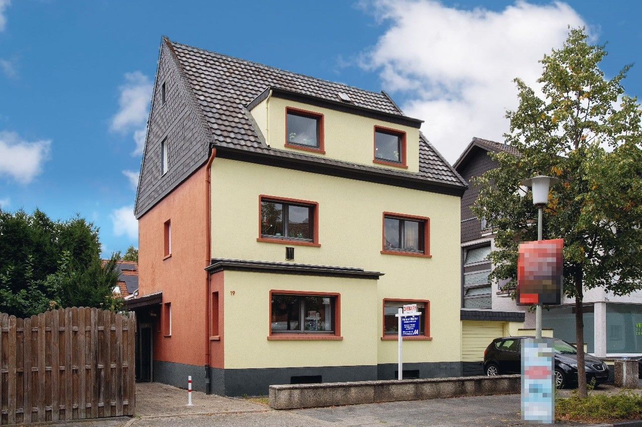 NEUE KAPITALANLAGE: 3-Familienhaus mit Garagen  und  Nebengebäude in Schlebusch