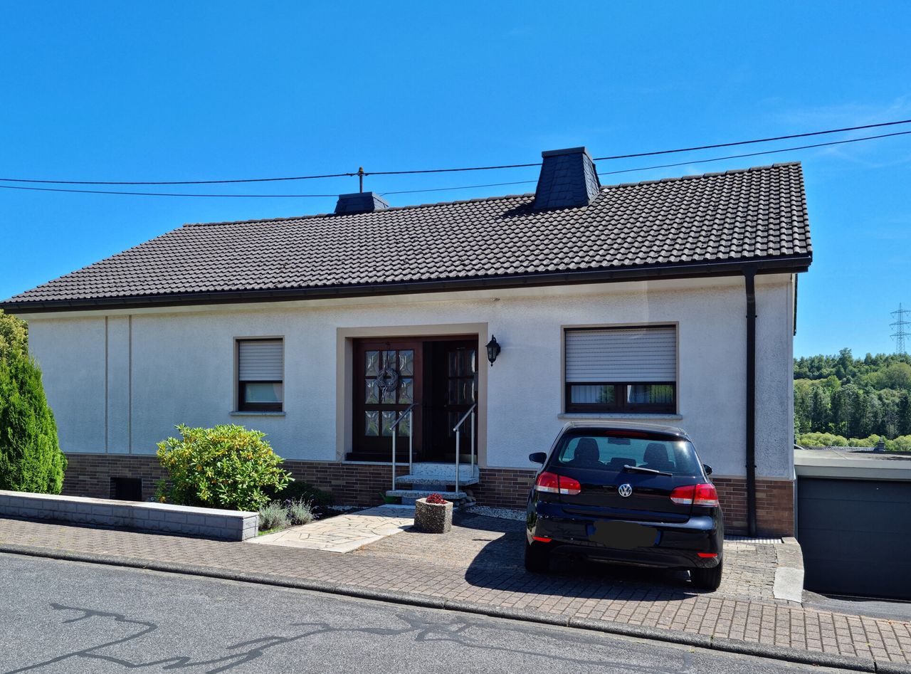 Familienfreundliches Haus mit großem Grundstück, Einliegerwohnung und herrlichem Ausblick