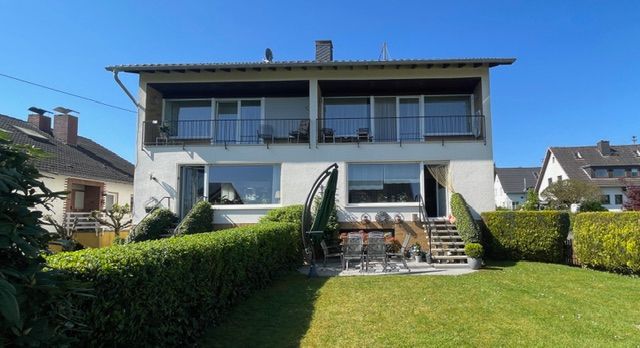 2 auf einen Streich: Vielseitig nutzbares Doppelhaus, 1 Hälfte vermietet – je mit Garten  und  Garage