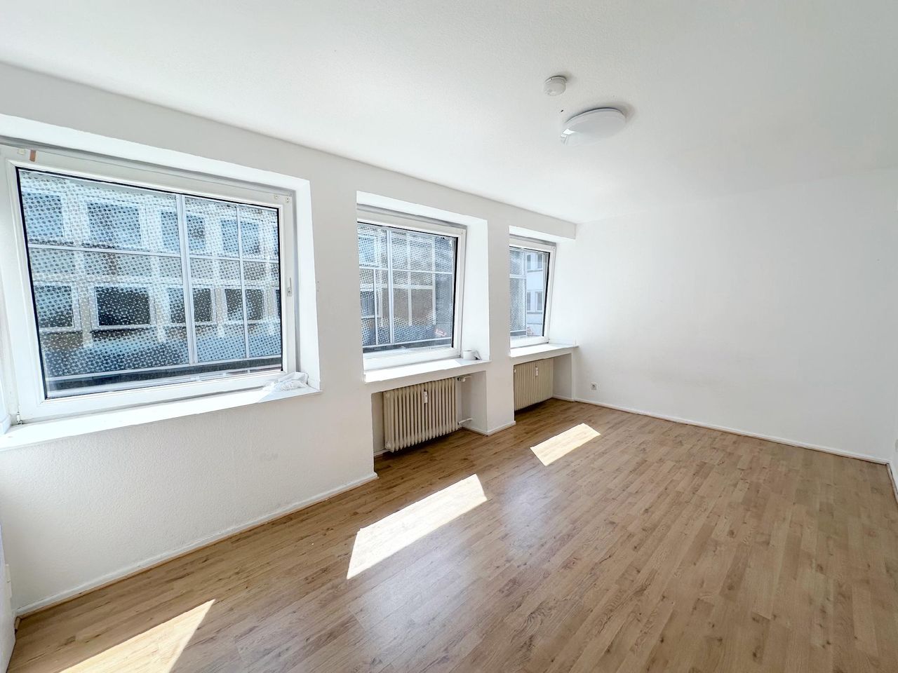 STUDENTEN AUFGEPASST! SCHICKES APARTMENT AUF DER HOCHSTRASSE ZU MIETEN!