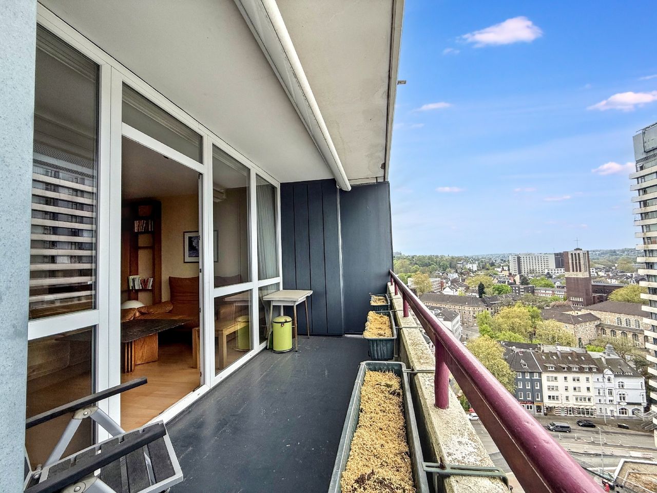 PENDLER UND SINGLES AUFGEPASST! STADTWOHNUNG MIT PANORAMABLICK IM HERZEN VON MÜLHEIM A.D.R. !