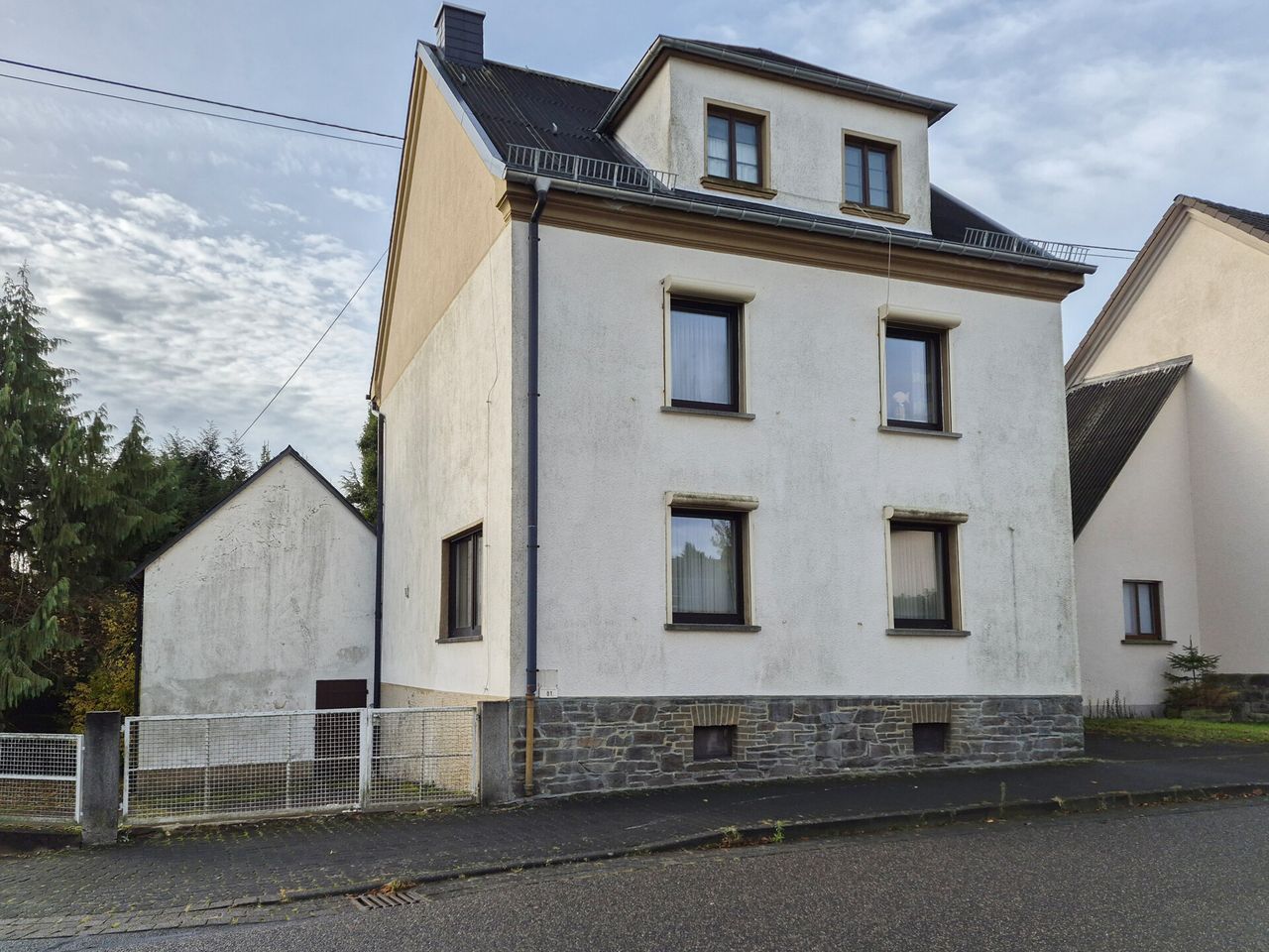 Geräumiges Wohnhaus mit kleinem Nebengebäude in Straßenhaus zu verkaufen!