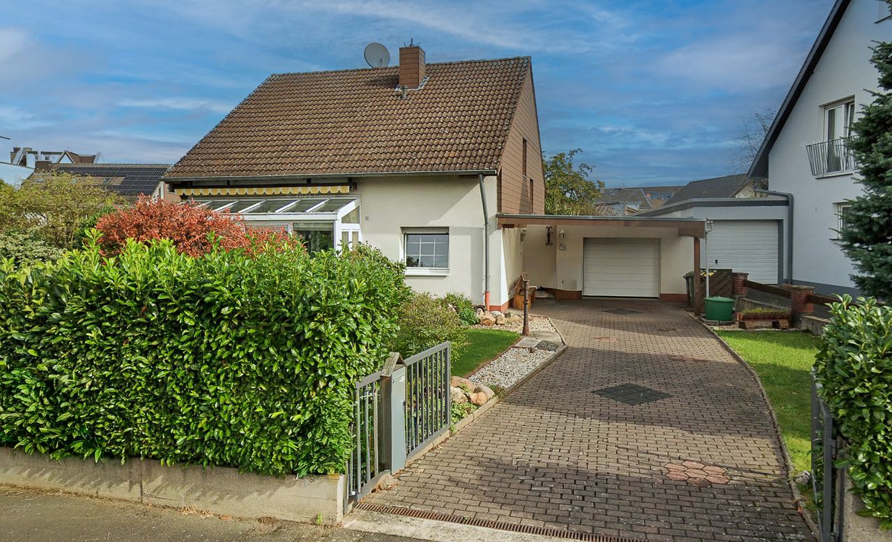 Charmantes Einfamilienhaus mit Wintergarten und Gartenidylle in Hennef-Geistingen