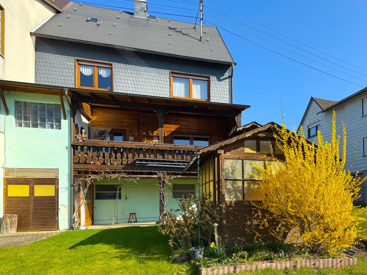 Garage mit elektrischem Tor