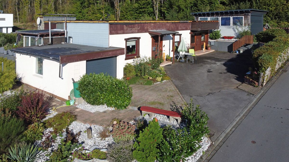 Sanierter Bungalow mit ELW / FeWo und PV-Anlage, Wohnmobilgarage auf großem Grundstück am Wiesensee