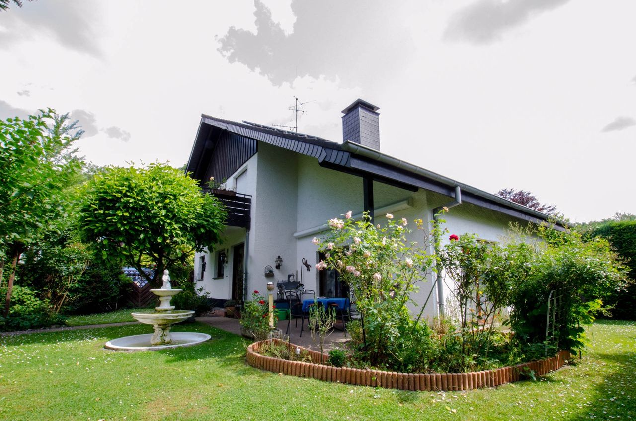 Charmantes Zweifamilienhaus mit Garage, Stellplatz und Keller in Fröndenberg-Dellwig