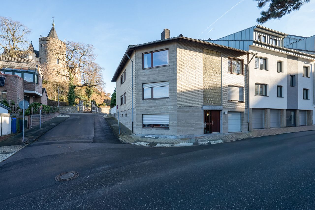 Gepflegtes Zweifamilienhaus in Herzogenrath mit Burgblick – Top Lage, großes Potenzial & zentrumsnah