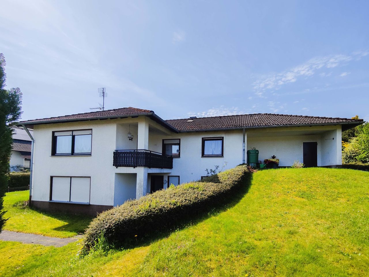 Gepflegter Bungalow mit ELW und Garage 
in einem OT von Altenkirchen!