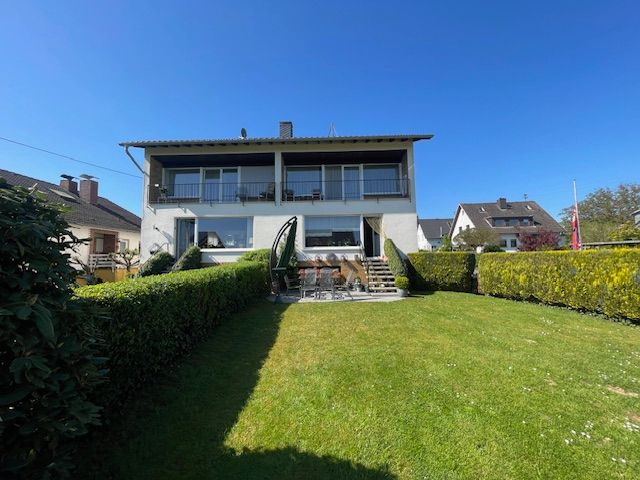 2 auf einen Streich: Gepflegtes, vermietetes 2-Familienhaus, jede Einheit mit Garten  und  Garage