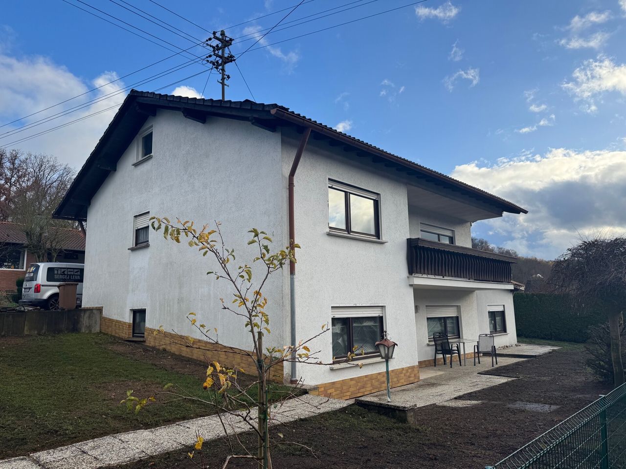 Gepflegtes Einfamilienhaus mit ELW, Garten und Garage in ruhiger Wohnlage – zwischen Wissen & Gebhardshain!