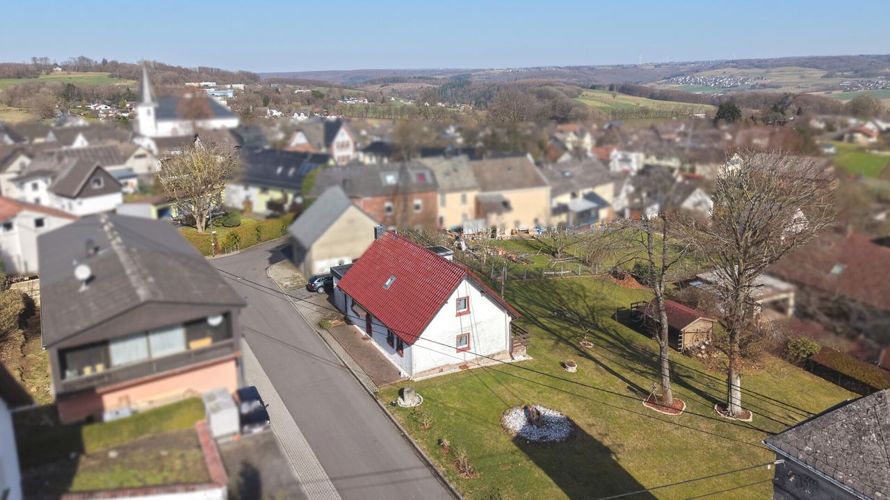 Charmantes EFH in familienfreundlicher Ortschaft – Mit tollem Fernblick – sep. Bauplatz möglich!