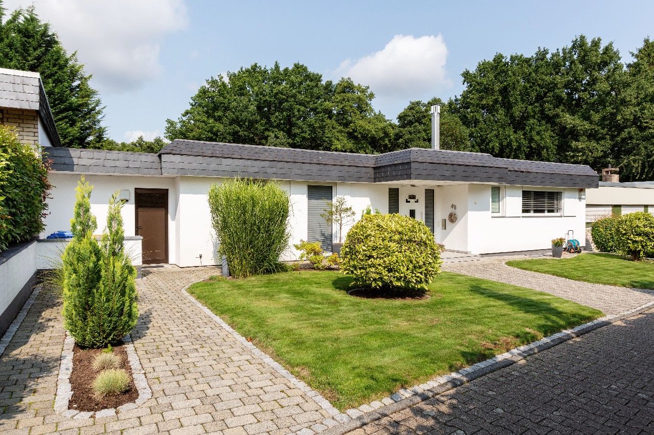 Schlebusch: Hochwertig ausgestatteter Bungalow, ca. 219 m² Wohnfläche, 2 Garagen