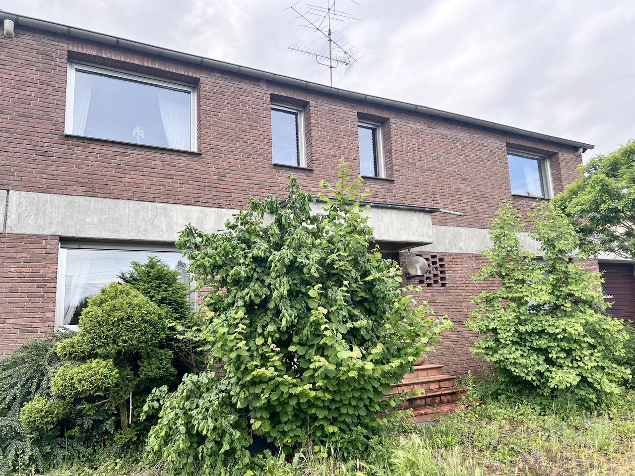 Für die kleine Familie im großen Haus – mit Garten, Pool und 2 Garagen / Köln-Heimersdorf