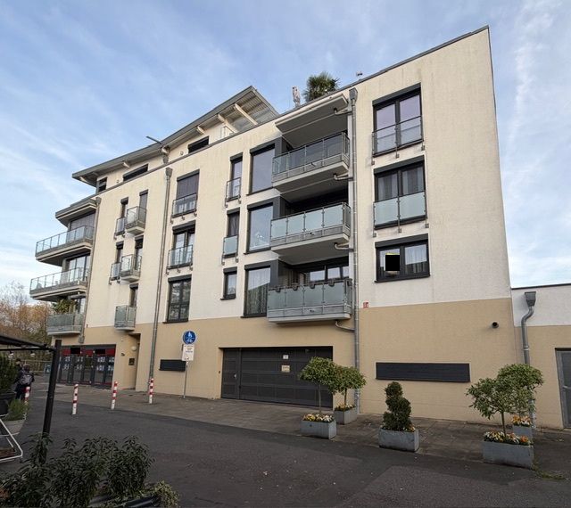 Sehr hochwertig ausgestattete 4-Zimmer-Stadtwohnung mit Aufzug, Einbauküche, 2 Balkonen  und  Garage