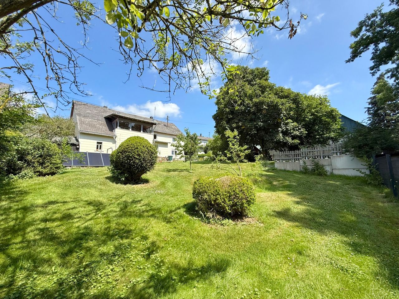 Charmantes, ehem. Fachwerkhaus in Randlage mit weitläufigem Garten & Fernblick! + Nebengebäude
