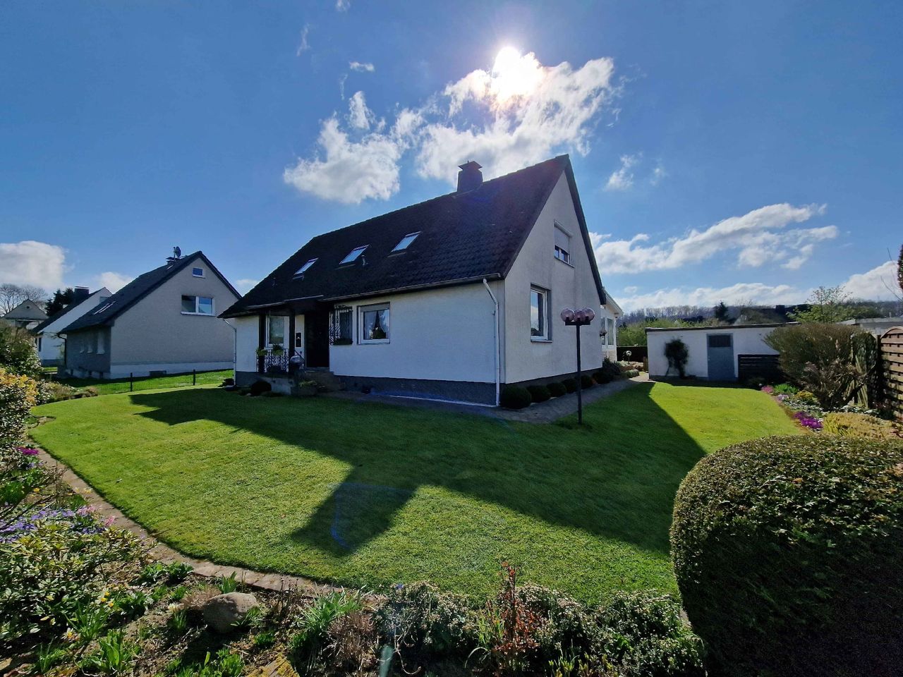 Zweifamilienhaus mit Keller, Garage in Fröndenberg Frömern in Ortsrandlage