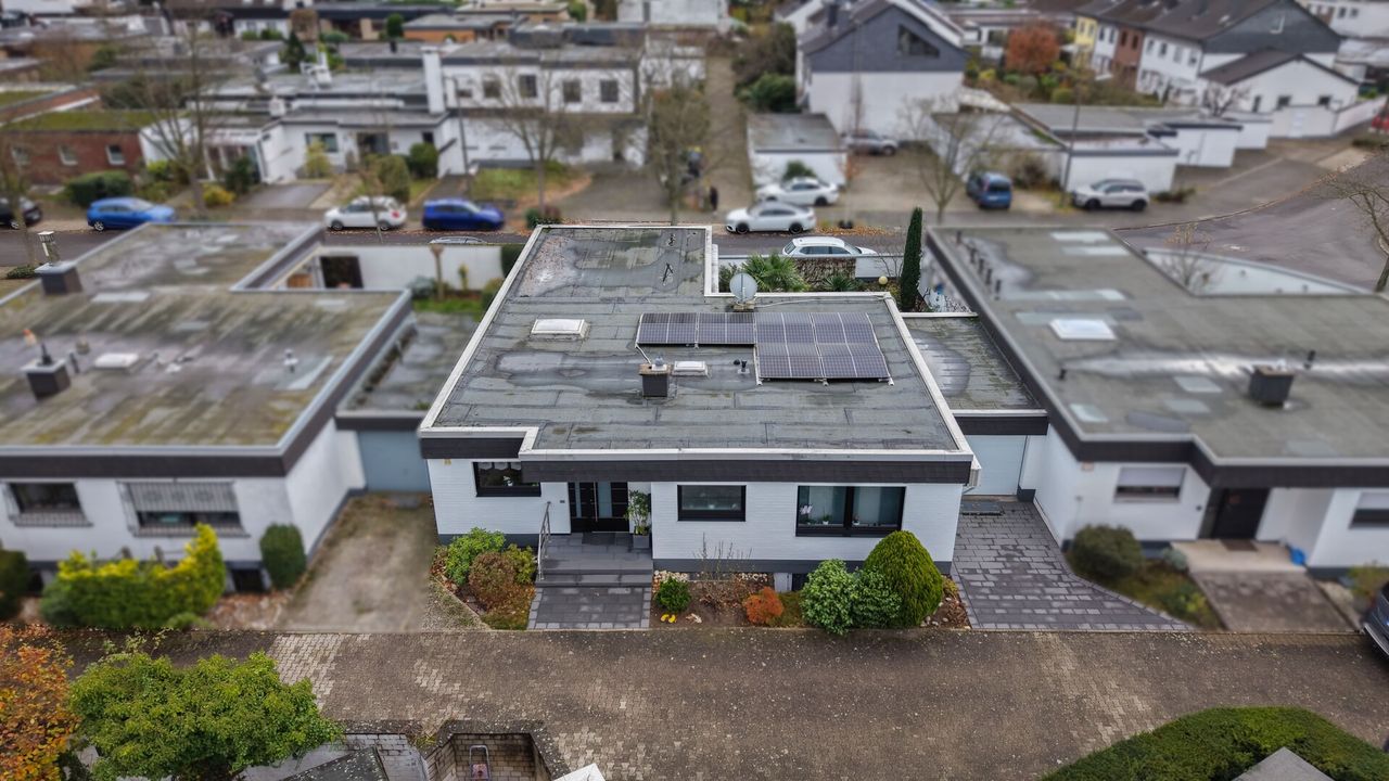 Repräsentativer Flachdach-Bungalow in hervorragendem Zustand mit uneinsehbarem Grundstück und Garage!