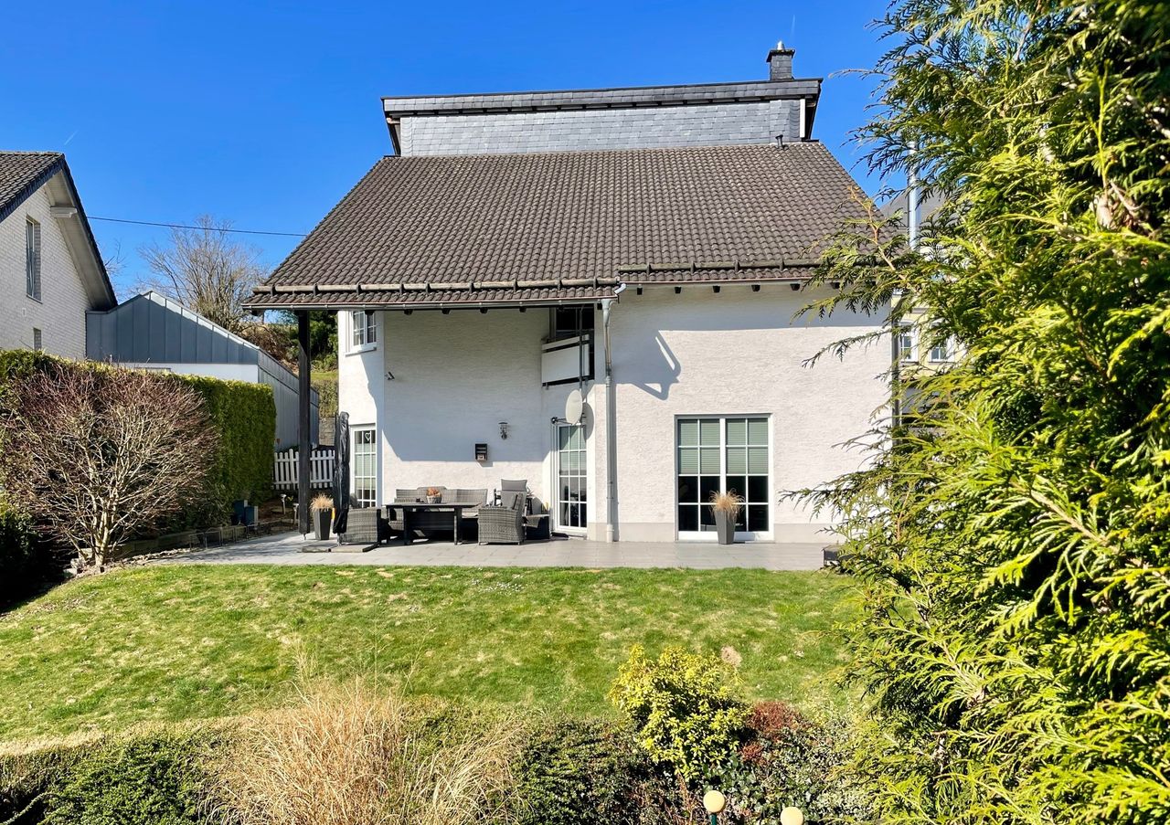 Großzügiges Zuhause mit zwei Wohneinheiten und schönem Garten!