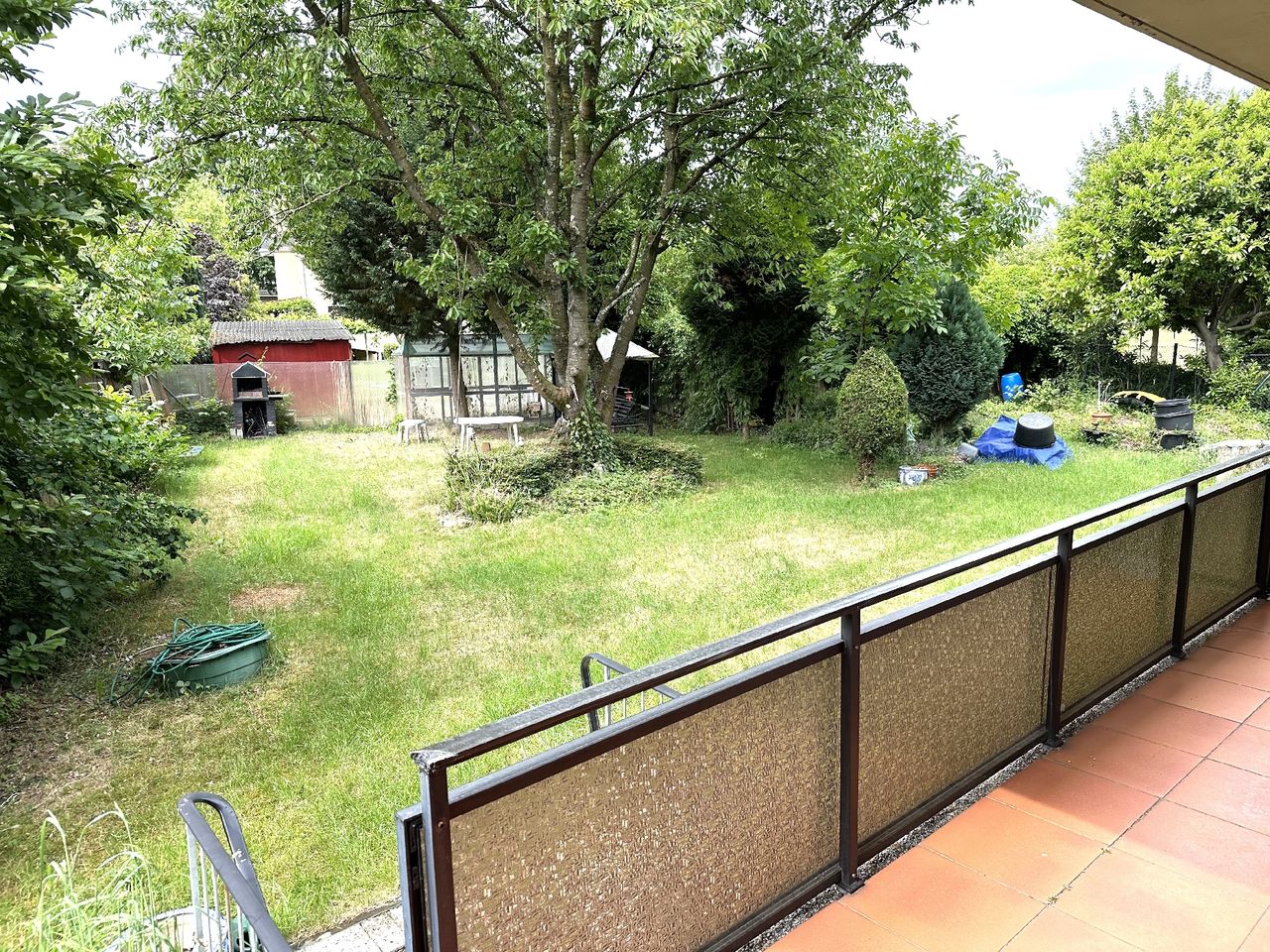 Wohnzimmer mit Balkonzugang