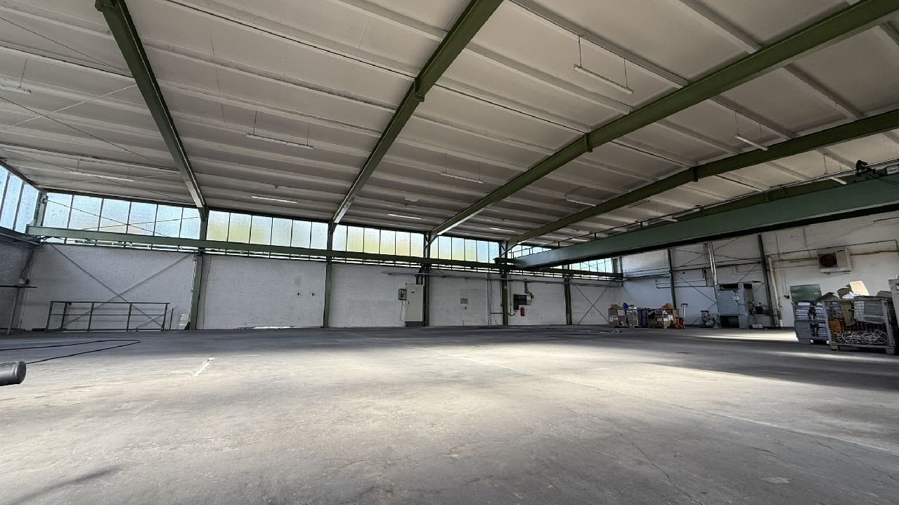 *Provisionsfrei* ca. 600m² Halle mit ca. 119m² Büro
