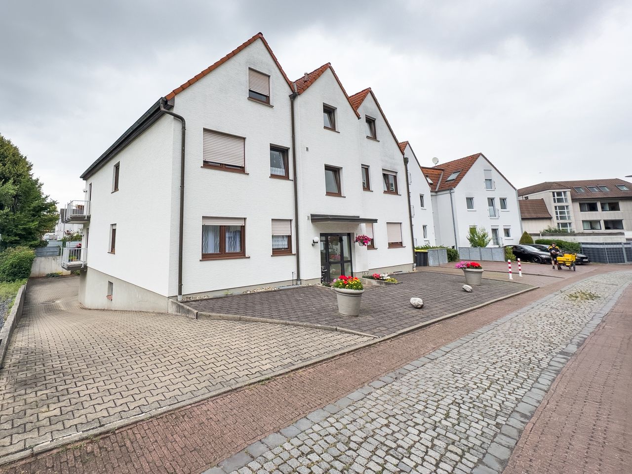 4 Zimmer Wohnung, 2 Garagen, drei Stellplätze
