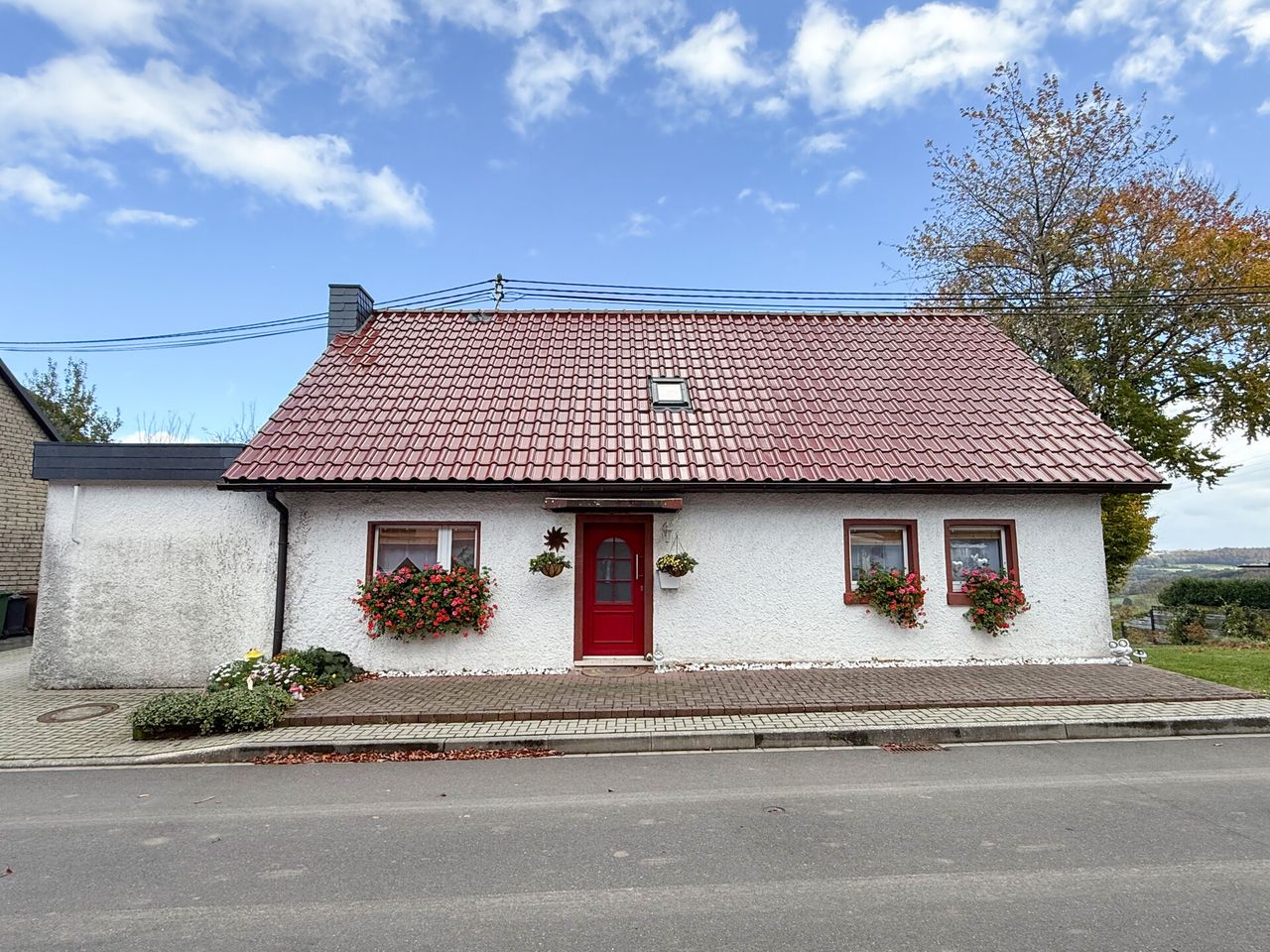 Charmantes EFH in familienfreundlicher Ortschaft – Mit tollem Fernblick – sep. Bauplatz möglich!