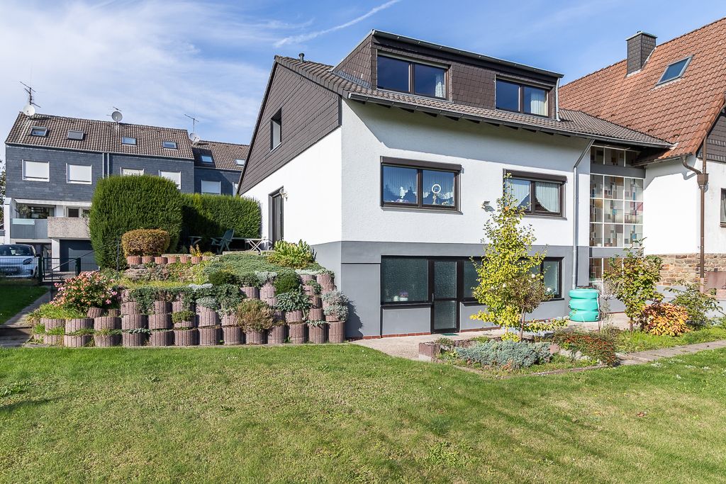 Großzügiges Einfamilienhaus (DHH)
auch als Mehrgenerationenhaus nutzbar!