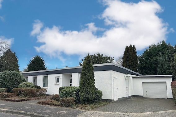 NEUES ANGEBOT – Zeitloser Klassiker: Freistehender Bungalow mit Garage direkt am Haus