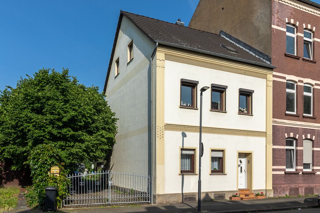 Kapitalanlage und / oder Mehrgenerationenhaus
Zweifamilienhaus mit Charme und Potenzial 
in Leverkusen-Manfort