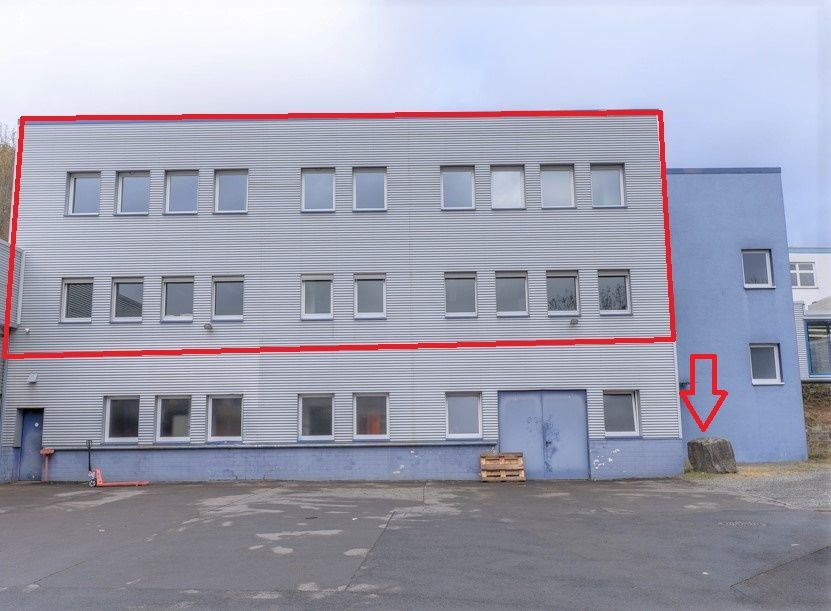 Haupteingang mit PKW- Stellplätze