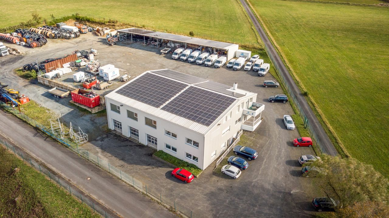 Großer Gewerbekomplex mit Bürogebäude, Werkstatt-/Halle, Freifläche und PV-Anlage!