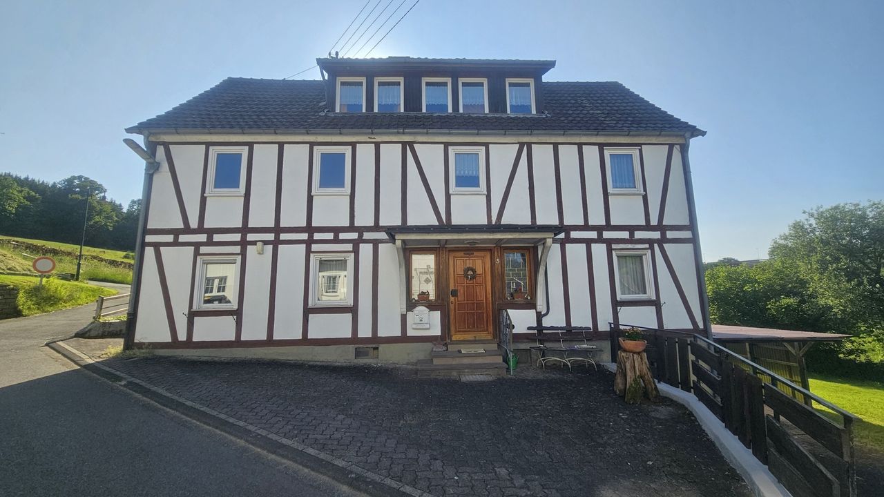 Historisches & gepflegtes Ein-/Zweifamilienhaus mit großem Wiesengrundstück – nahe Freudenberg!
