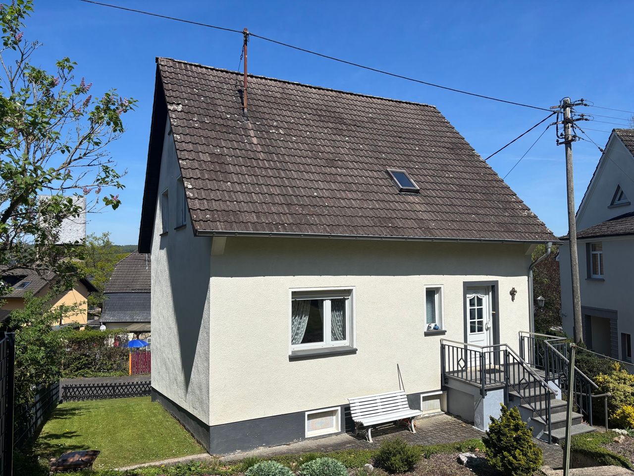 Renovierungsbedürftiges Einfamilienhaus 
mit Garten in ruhiger Höhenlage!
