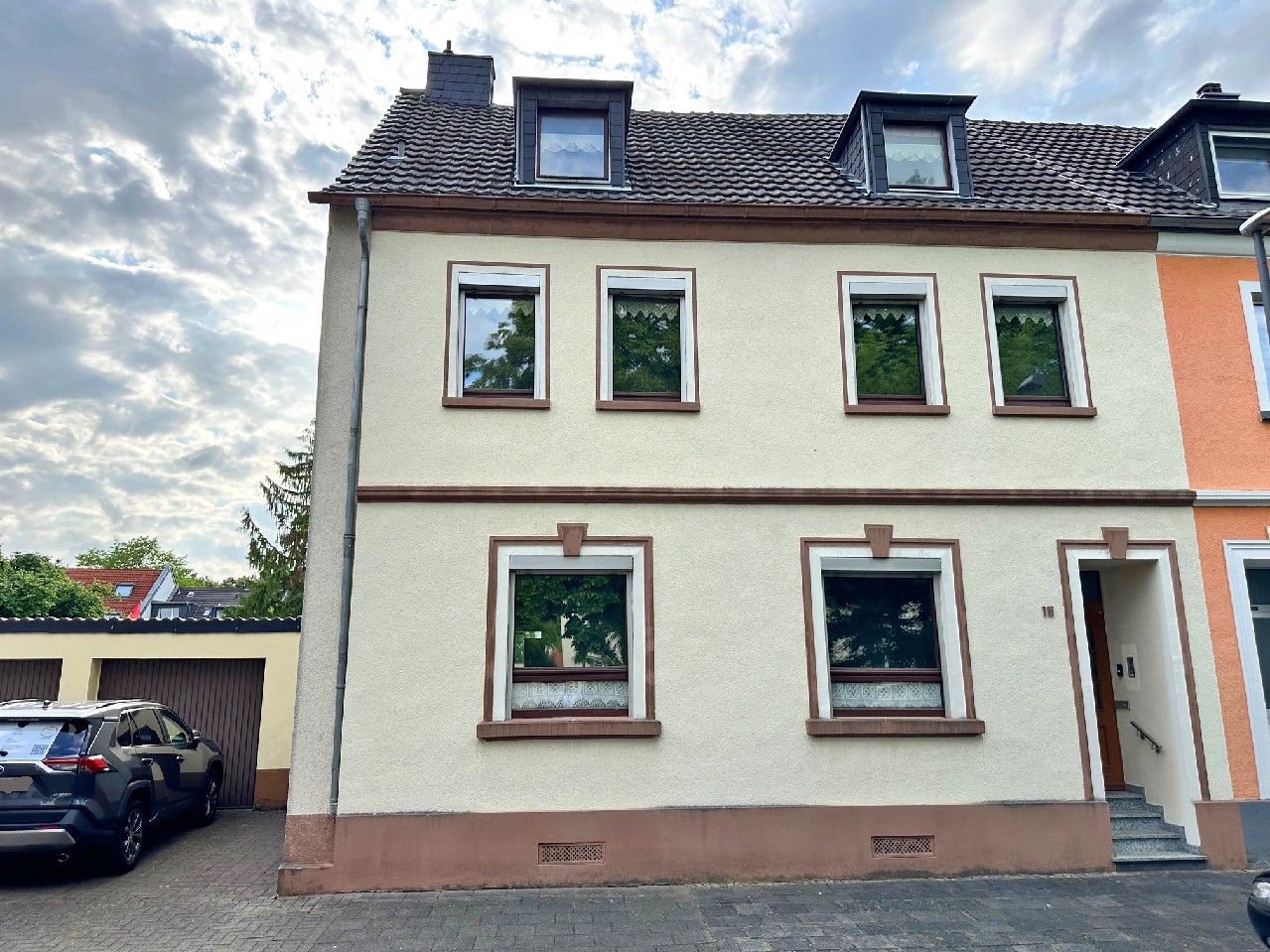 Verkaufsstart in Köln: Wohnhaus bestehend aus 9 Zimmern mit Doppelgarage