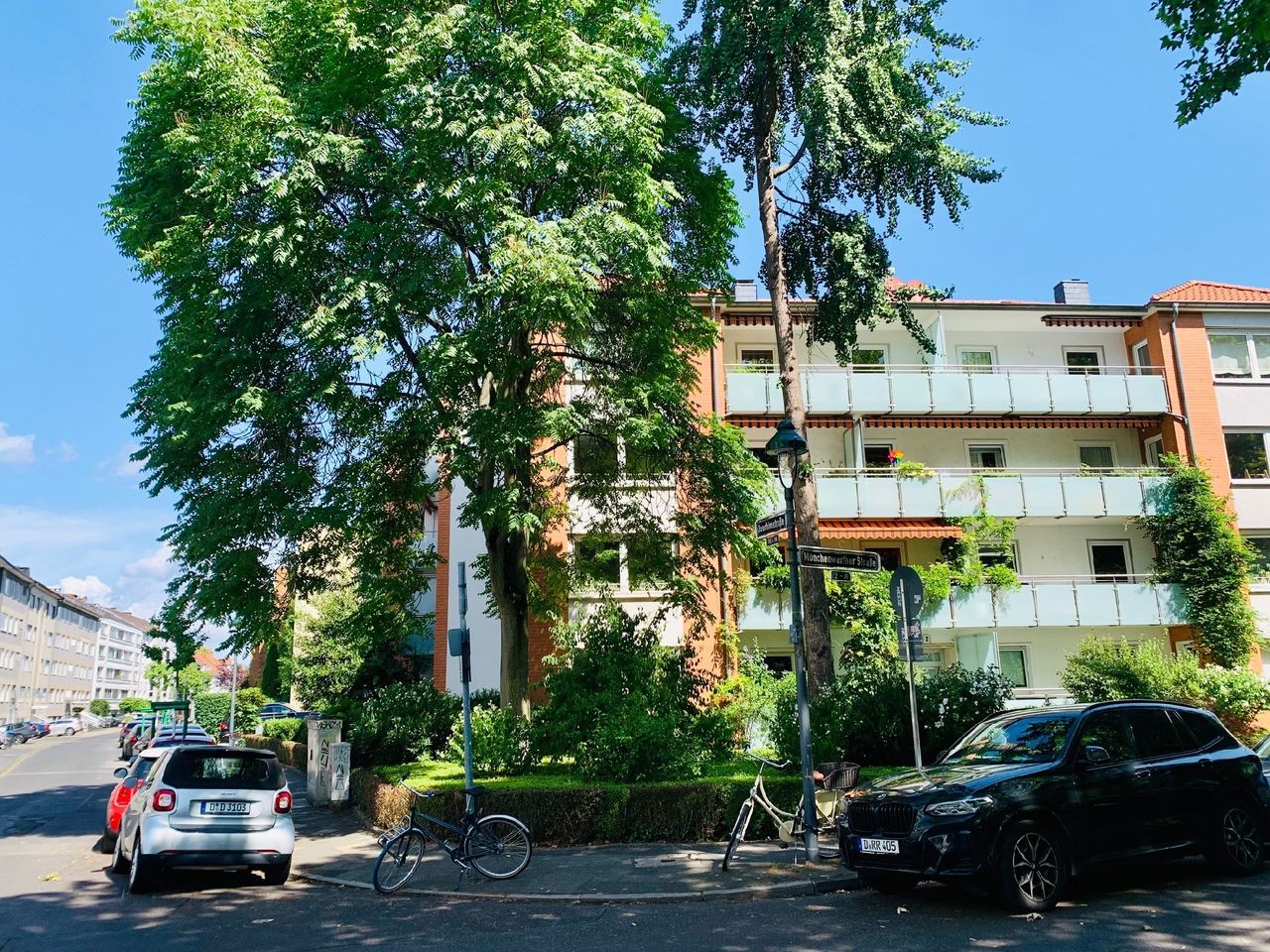 Stilvolle 2-Zimmer-Wohnung mit 2 Balkonen / 2 Stellplätzen in Bestlage von D-Oberkassel