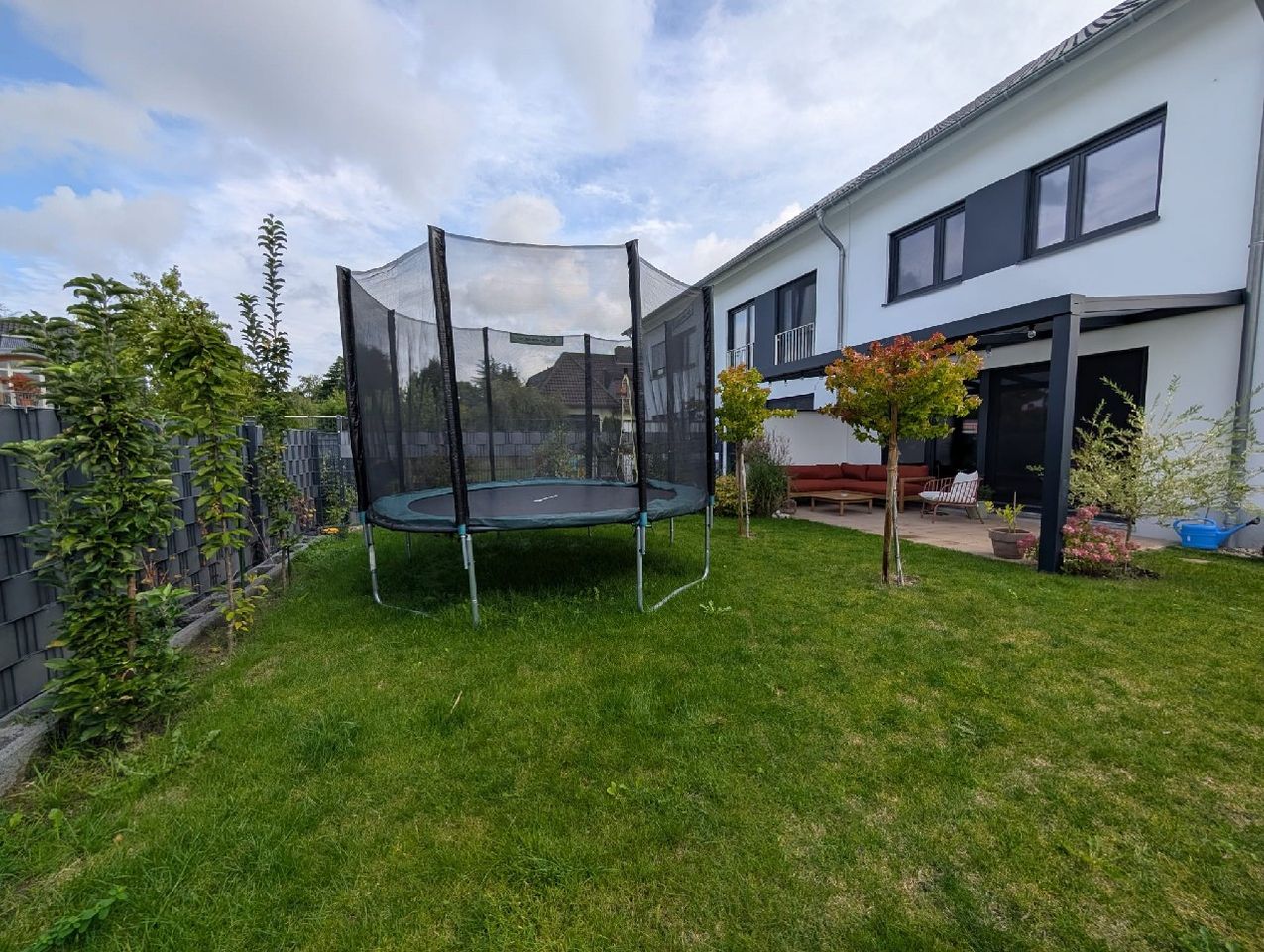 Traumhaftes Einfamilienhaus mit Einbauküche in einer gewachsenen Neubauanlage – frisch renoviert