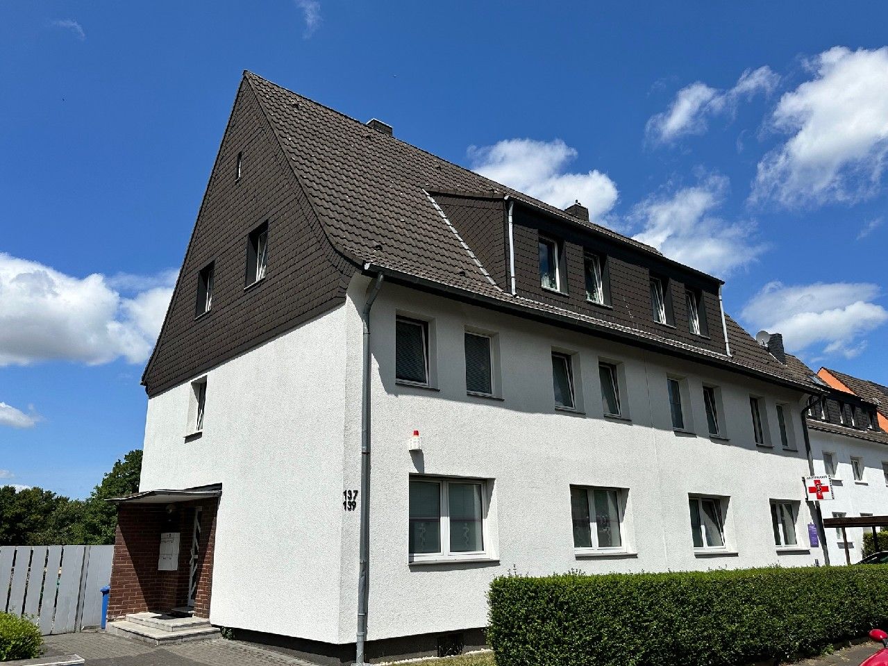 NEU: Vermietetes Wohn- / Geschäftshaus mit Arztpraxis, 2 Wohnungen, Garagen uvm.