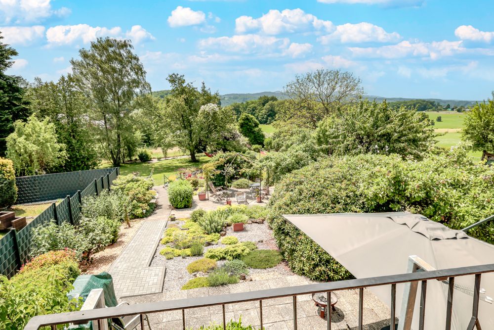 ***provisionsfrei*** Kölsch-Büllesbach: Modernes Wohnen mit 2.051 m² Traumgrundstück & Weitblick