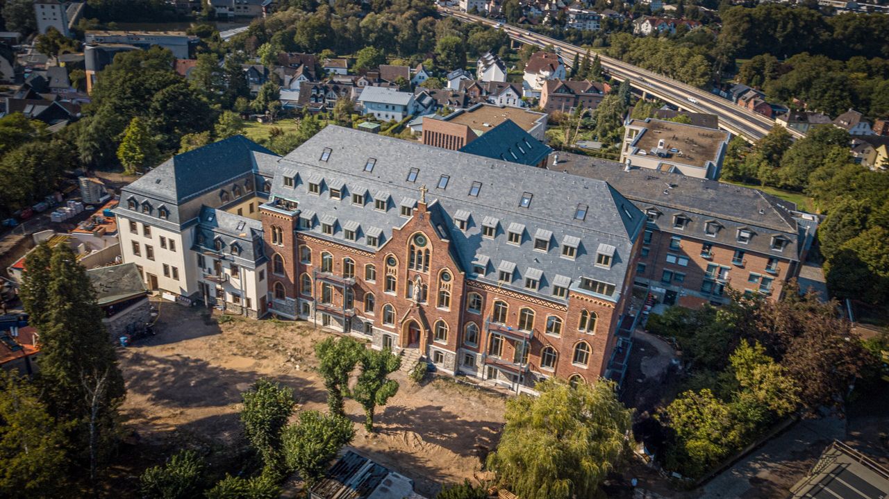 Elegantes Wohnen im Kloster – Gehobene 3 Zimmerwohnung mit zwei Balkonen und Blick in die Ferne!