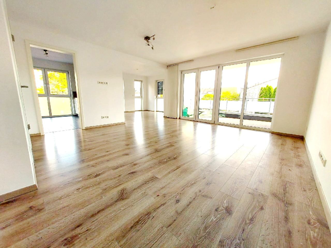 Ideal für 1-3 Personen! Lichtdurchflutete 3-Zimmer-Wohnung mit 2 Balkonen, Aufzug  und  TG-Stellplatz