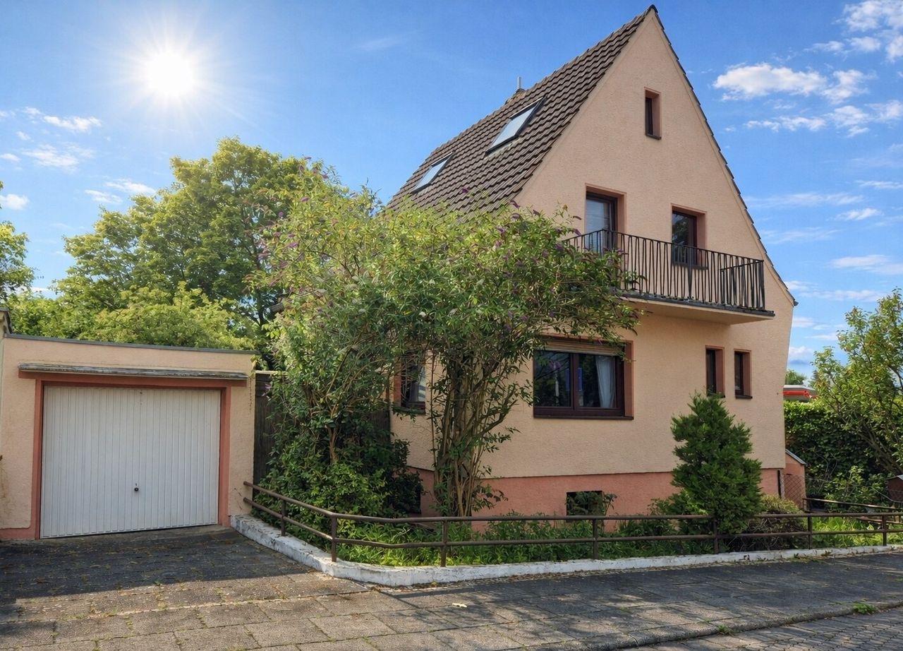 Freistehendes Einfamilienhaus mit Garten & Teich zum sanieren für Ideen & individuelle Wohnkonzepte