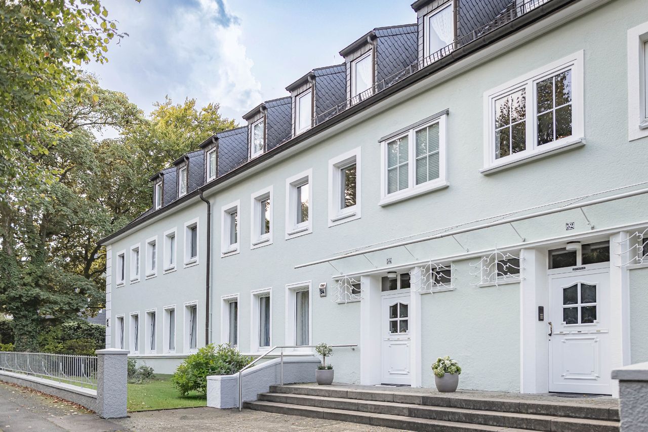 lichtdurchlutetes Wohnzimmer mit Balkon