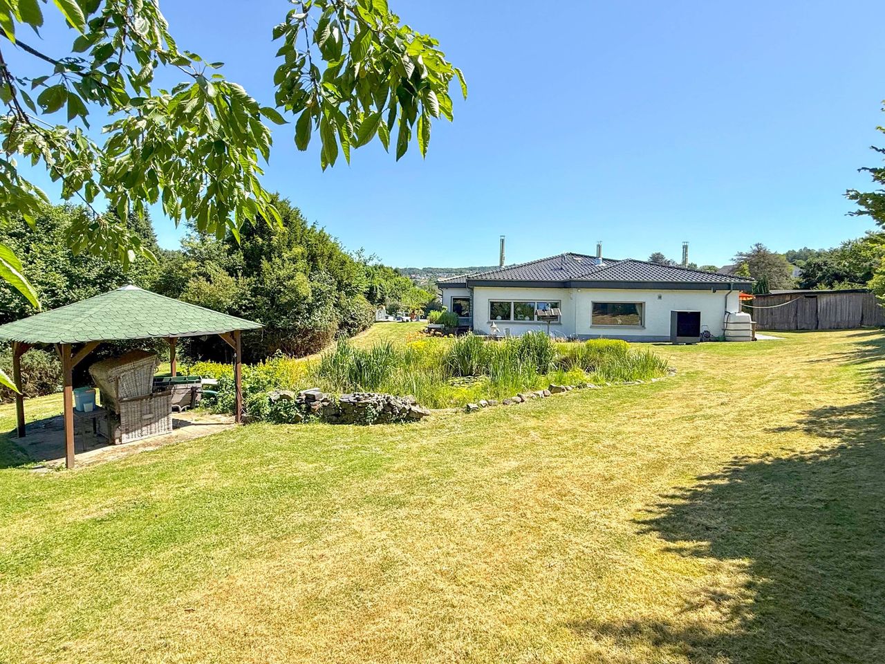 Freistehender Bungalow am Ortsrand – Mit 3.050 m² Grundstück, ruhig & uneinsehbar!