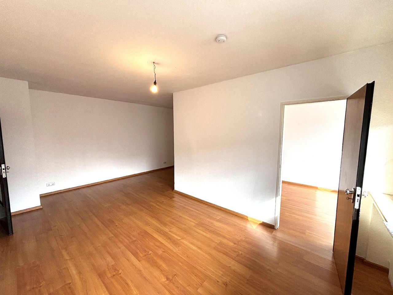 Wohnzimmer mit Balkon