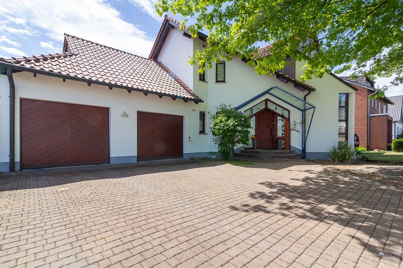 KÄUFERPROVISIONSFREI:
Exklusives Einfamilienhaus mit Wellness, Pool und großem Garten in Hamm-Weetfeld