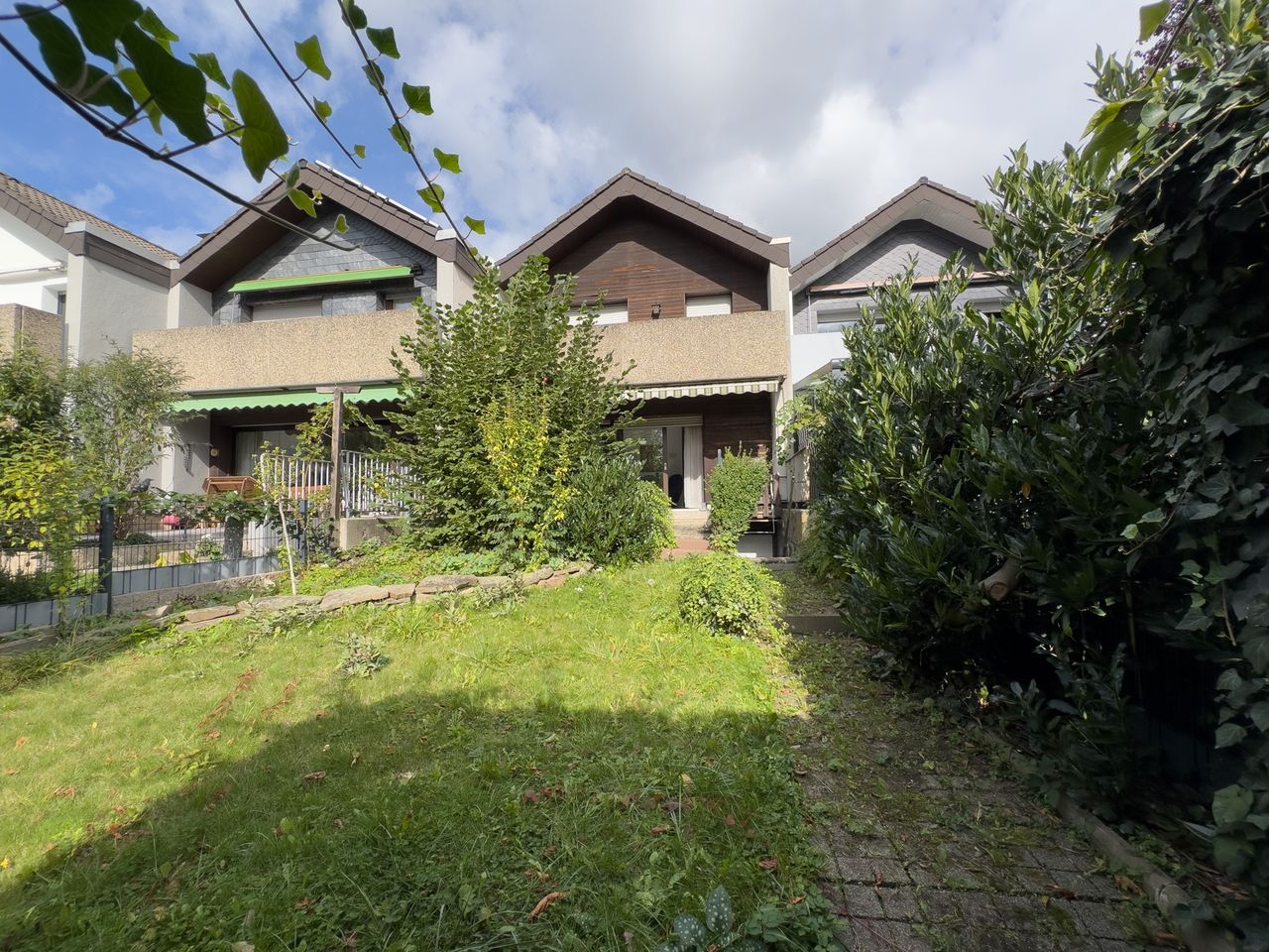 Reihenmittelhaus mit Garten, Keller, Garage sanierungsbedürftig