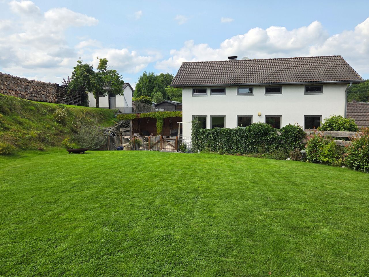 Stilvolles Einfamilienhaus mit Galerie und traumhaftem, weitläufigem Grundstück am Ortsrand gelegen!