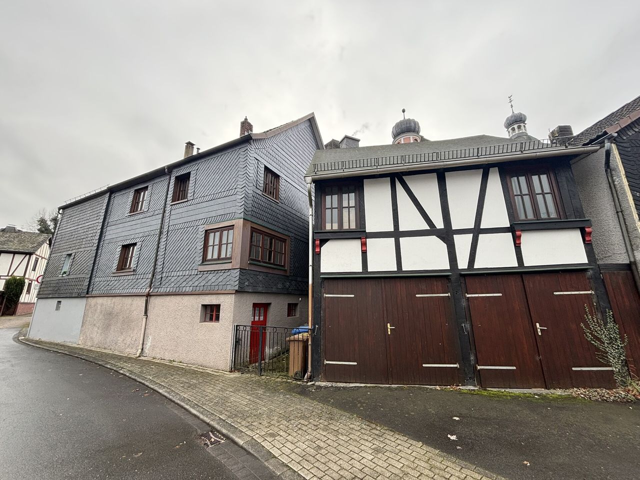 Wohnhaus mit Nebengebäude