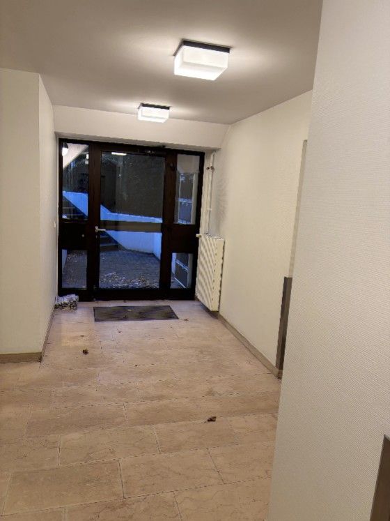 Wohnzimmer mit überdachtem Balkon